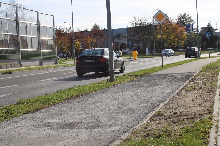 Nieudolna naprawa ścieżki rowerowej na ul. ks. J. Popiełuszki w Wieluniu. Uszkodzenia powstały w trakcie budowy ekranów dźwiękochłonnych 