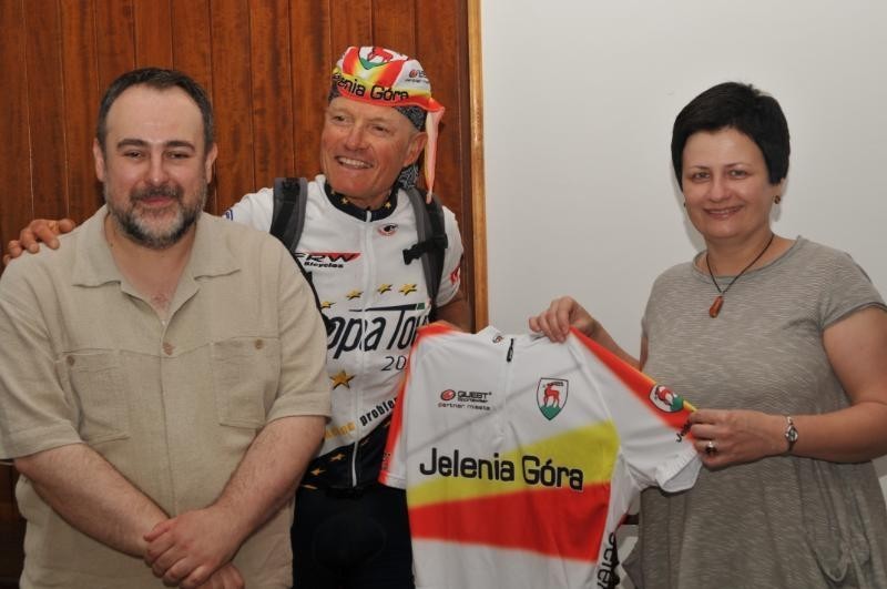 Włoski cyklista przejechał przez Jelenią Górę. Giancarlo Vagnini usiłuje pobić rekord Guinnesa