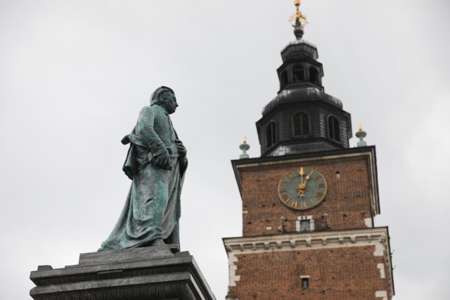 "Nowy Mickiewicz" stanął najpierw na Rynku, po drugiej stronie  Sukiennic w stosunku do oryginału. Za kilka dni pojawi się w nowej lokalizacji