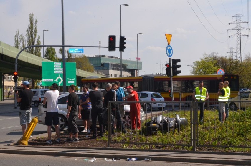 Wypadek na Mokotowie: Motocykl uderzył w osobówkę