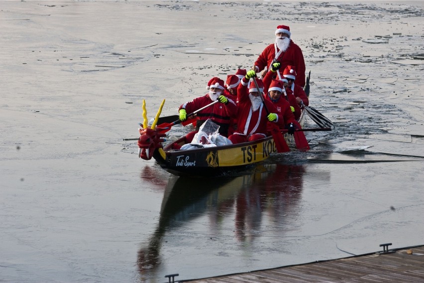 Smocza łódź pełna Mikołajów we Wrocławiu. Święci odwiedzili...