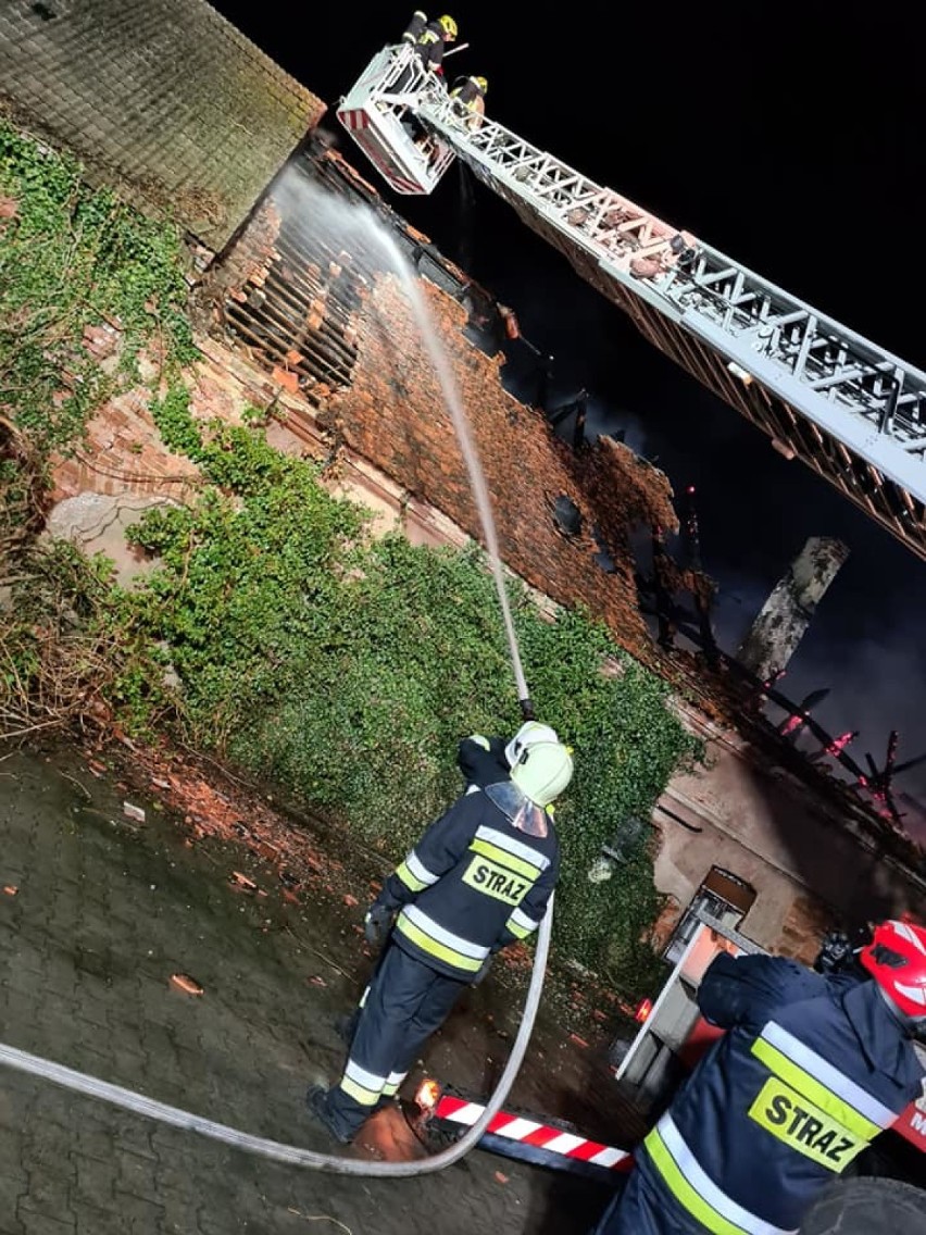 Nocny pożar budynku w Kromolinie. Spaliła się część dachu. Straty są ogromne