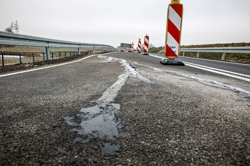 Zapadł się asfalt na nowej drodze Osieczna – Goniembice....