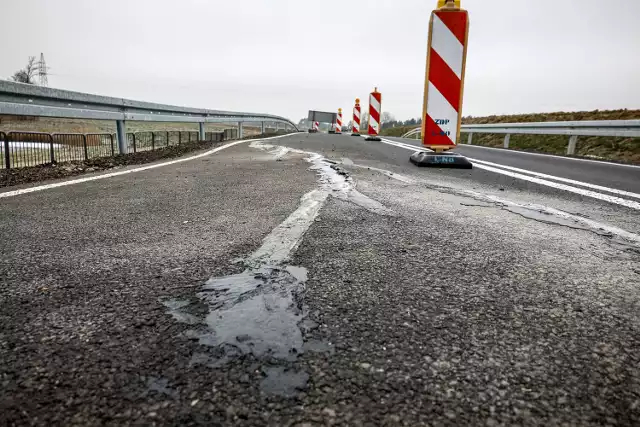 Zapadł się asfalt na nowej drodze Osieczna – Goniembice. Wcześniej obsunęła się tam ścieżka pieszo - rowerowa