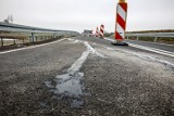 Pękł i obsunął się asfalt na nowej drodze Osieczna – Goniembice. Wcześniej obsunęła się tam ścieżka pieszo - rowerowa