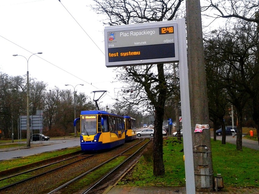 Pierwsze tablice informacyjne na przystankach tramwajowych