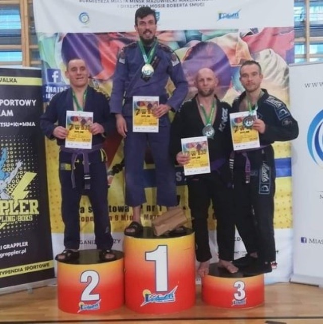 3-osobowa ekipa ASW Black Panther Bydgoszcz wzięła udział w VII Grand Prix Polski w brazylijskim Jiu Jitsu w Mińsku Mazowieckim. Każdy reprezentant Czarnych Panter stanął na podium.

Doskonałą formę potwierdziła tegoroczna mistrzyni kraju - Daria Brzozowska, która w Mińsku wygrała wszystkie walki przed czasem.
Tomasz Żarnowski i Krzysztof Brzozowski (trener ASW Black Panther i ojciec Darii) debiutowali w nowych dywizjach pasów - odpowiednio - niebieskich i purpurowych. Pierwszy z panów zdobył złoto, drugi stanął na najniższym stopniu podium.  

ZOBACZ ZDJĘCIA Z MIŃSKA MAZOWIECKIEGO >>>>>