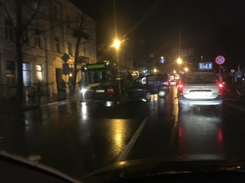 Wypadki na ulicach Włocławka. Zderzenie dwóch samochodów i autobusu MPK na ul. Chopina [zdjęcia]