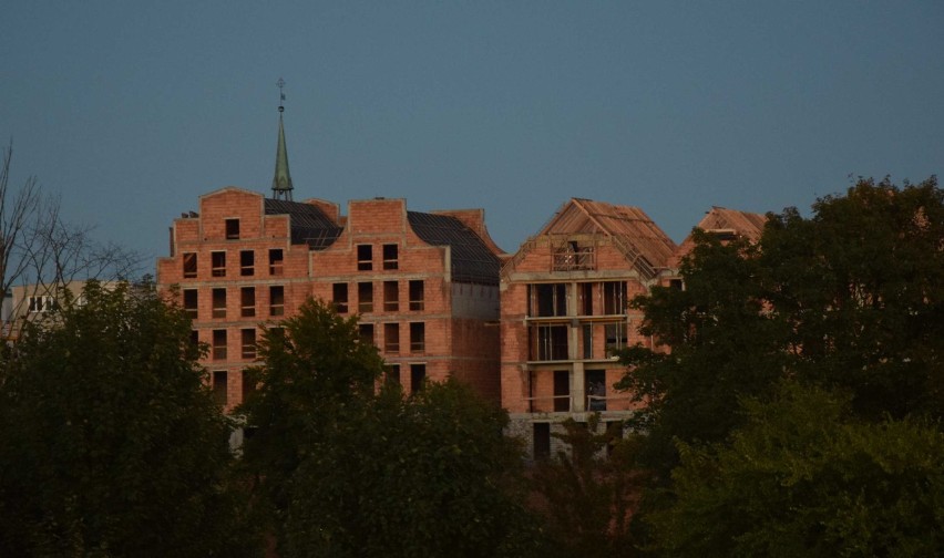 Malbork. Nowa zabudowa na Starym Mieście [ZDJĘCIA]. Budynki "urosły" i coraz bardziej odznaczają się w panoramie