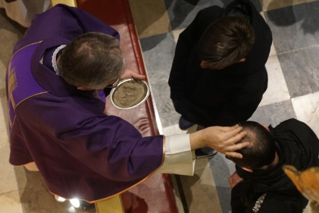 Zobacz godziny mszy świętych z obrzędem sypania głów popiołem w kościołach w Nowym Sączu. Kliknij w kolejne zdjęcia w galerii