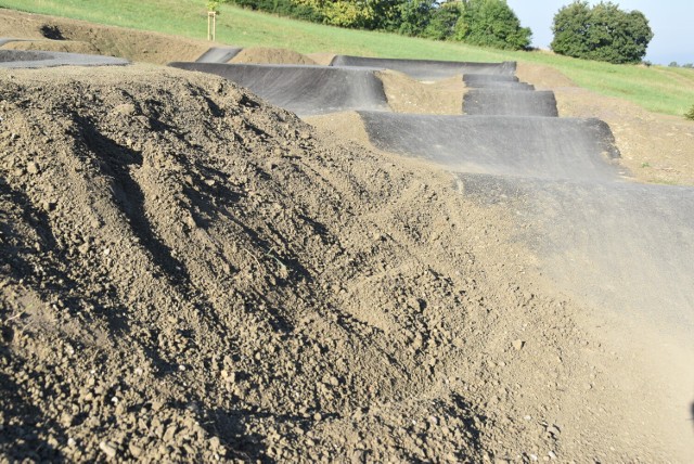 Pumptrack powstał na zboczu Góry św. Marcina w sąsiedztwie nowo wytyczonych tras rowerowych. Do pełni szczęścia brakuje jeszcze, aby skarpy zarosły trawą, która je ustabilizuje i zapobiegnie zasypywaniu torów ziemią