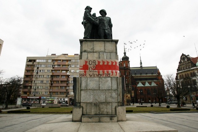 Pomnik stoi na Placu Słowiańskim