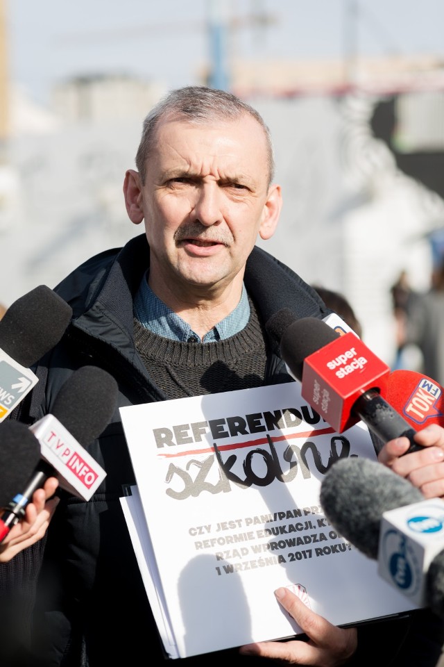 Sławomir Broniarz, przewodniczący ZNP na konferencji prasowej w Warszawie