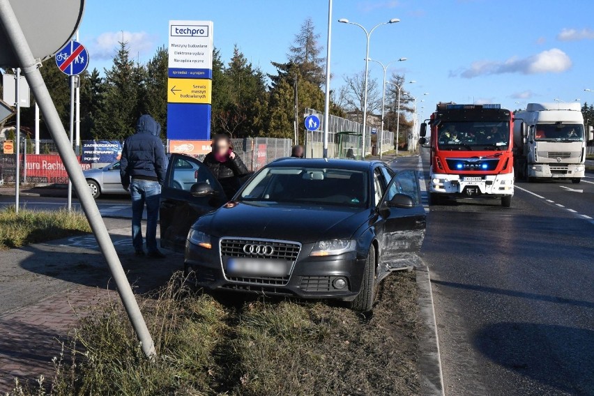 Trzy samochody zderzyły się w obrębie skrzyżowania ulicy...