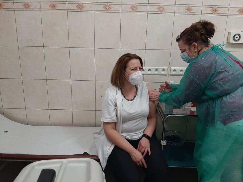 Nowy Tomyśl. Pierwsi pracownicy medyczni w powiecie nowotomyskim przyjęli szczepionki przeciwko Covid-19