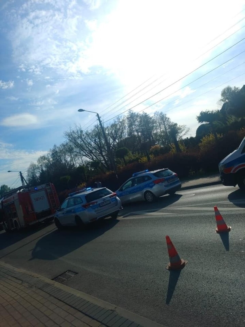 Wypadek w Rybniku. Jedna osoba została poszkodowana w zderzeniu czołowym. Ulica Wodzisławska jest zablokowana