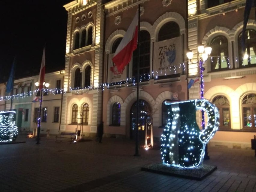  Świąteczna choinka na żywieckim Rynku już świeci [ZDJĘCIA]