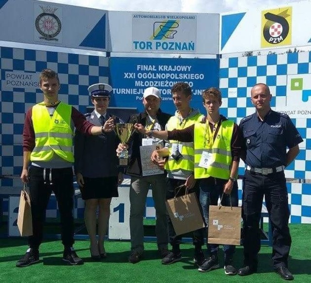 Drużyna włoszczowskiego „Sikorskiego” zajęła trzecie miejsce w Polsce na turnieju motoryzacyjnym w Poznaniu.