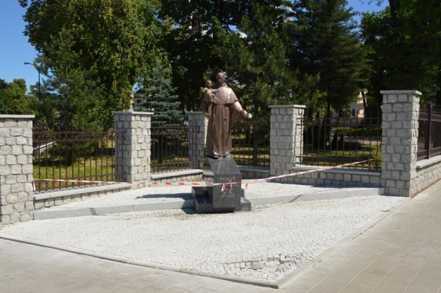 Pomnik św. Antoniego, patrona miasta i powiatu stanął w centrum
