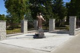 Pomnik św. Antoniego, patrona miasta i powiatu tomaszowskiego stanął dzisiaj (7 czerwca) w centrum miasta (Foto)