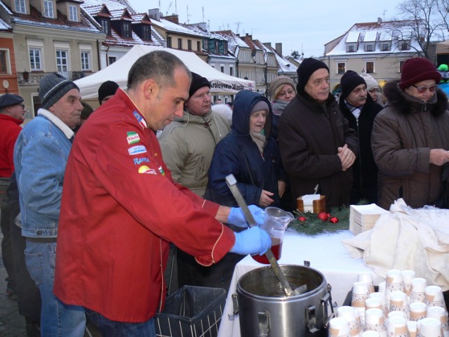 I Miejska Wigilia dla mieszkańców na Rynku Starego Miasta w Sandomierzu. Był czerwony barszcz, ciasta, zimne ognie i kolędy .