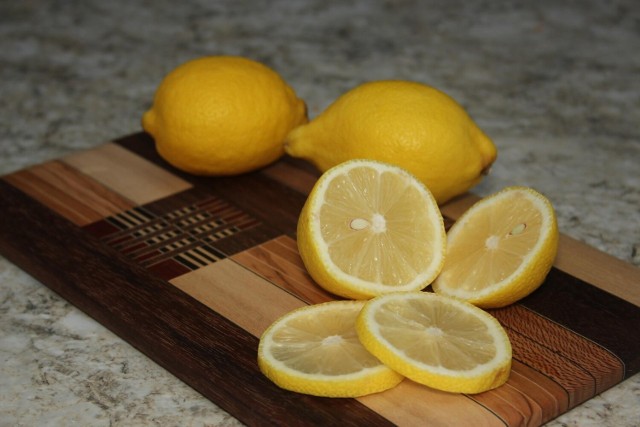 Plasterki cytryny pomogą usunąć zabrudzenia z desek do krojenia. Ale ten owoc i jego sok ma o wiele więcej zastosowań w domowych porządkach.