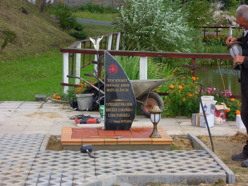 W Gdeszynie stanął obelisk poświęcony krwiodawcom (ZDJĘCIA)
