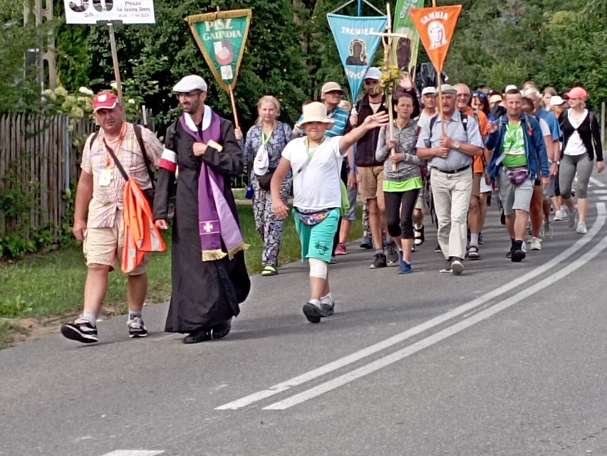 Pielgrzymi na Jasną Górę przechodzą przez powiat skierniewicki. Przed nimi jeszcze 9 dni marszu