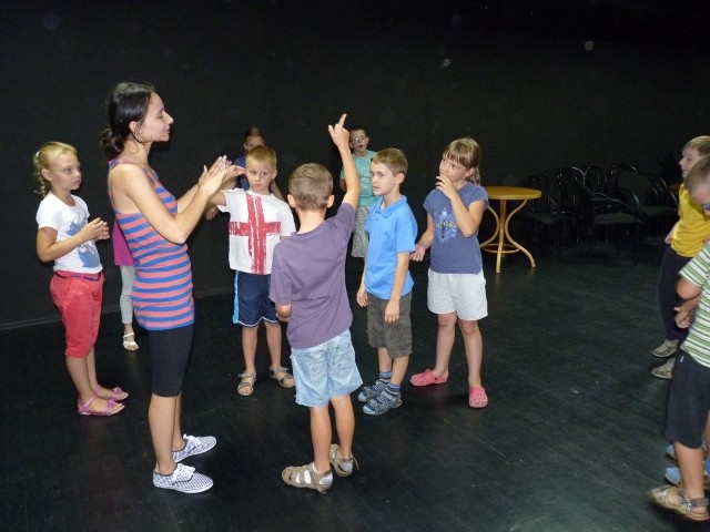 Uczestnicy wakacyjnych zajęć w MDK podczas warsztatów teatralnych