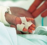 Pijany noworodek w Tomaszowie: Jego stan się poprawia, w jego krwi nie ma już alkoholu