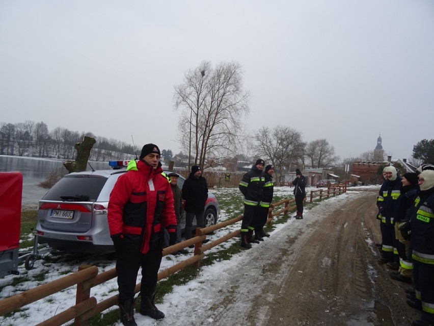 Strażacy z powiatu ćwiczyli nad jeziorem w Lutomiu
