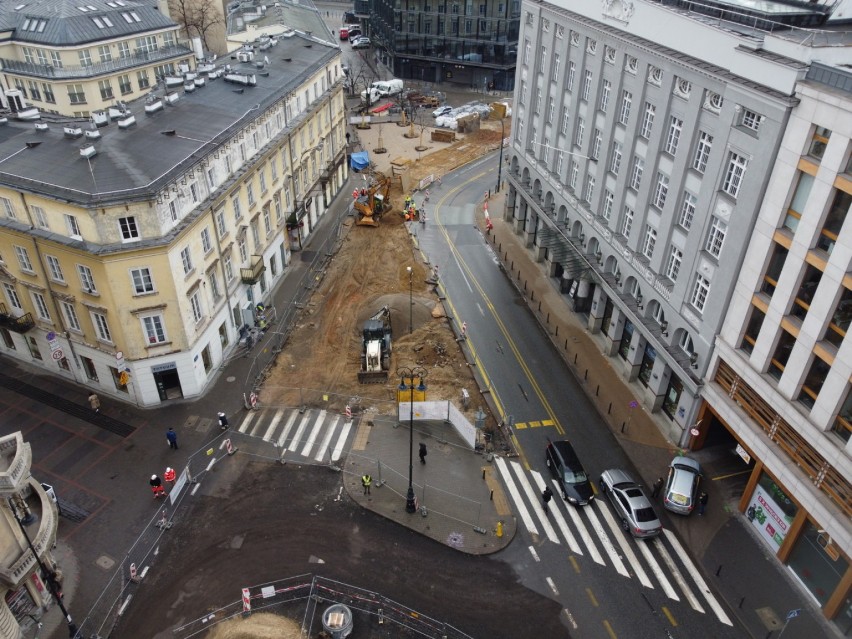 Prace na połowie placu Pięciu Rogów wstrzymane. Archeolodzy badają zabytkowy bruk