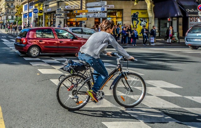 Użytkownicy rowerów również nie są bezkarni. Także oni muszą przestrzegać przepisów, które mają na celu zagwarantować im bezpieczeństwo. Czy wiecie, kiedy możecie poruszać się jednośladem po chodniku, a kiedy wymagana jest jazda po drodze? W jakich sytuacjach możemy zostać ukarani mandatem? 

Zobacz również: O tym nie możesz zapomnieć, planując wycieczkę rowerową
