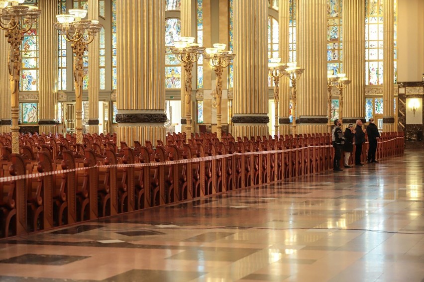 Wielki Piątek:Liturgia Męki Pańskiej  w licheńskiej bazylice