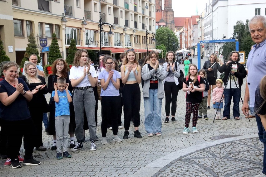 Flash Mob Klubu Gońca Teatralnego w Legnicy, zobaczcie zdjęcia