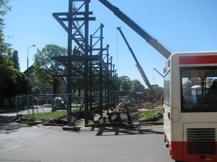 Tarnowskie Góry: Na budowie dworca MZKP robotnicy stawiają już ogromne maszty pod peron