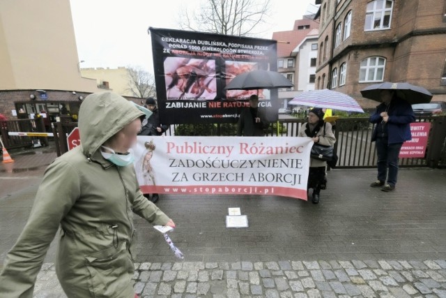 Uczestnicy stanęli przed wejściem do Izby Przyjęć poznańskiego szpitala.