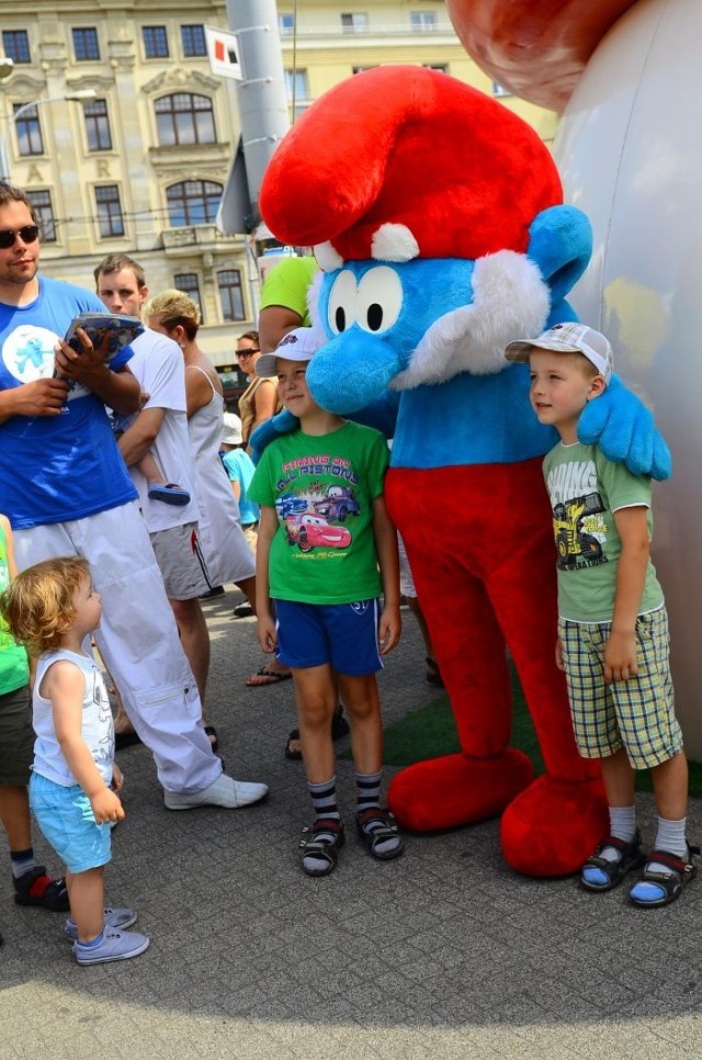 Smerfy w Poznaniu na placu Wolności