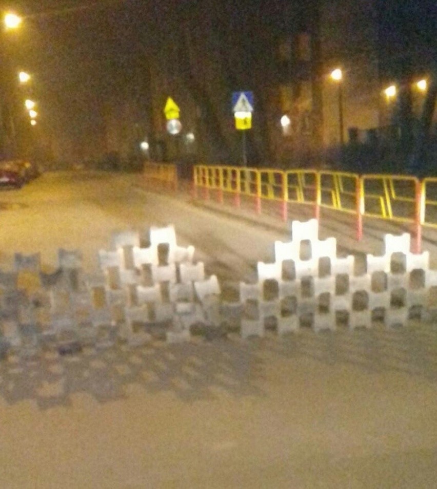 Piramida z kostek brukowych na środku drogi w Sosnowcu [ZDJĘCIA]. Interweniowały służby