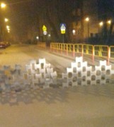 Piramida z kostek brukowych na środku drogi w Sosnowcu [ZDJĘCIA]. Interweniowały służby