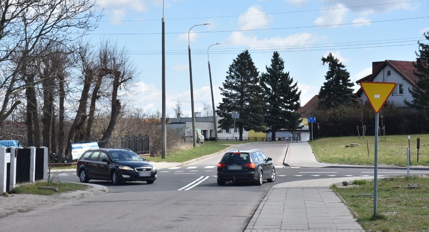 Malbork. Po remoncie ul. Pola pieszym brakowało pasów. W końcu zostały namalowane