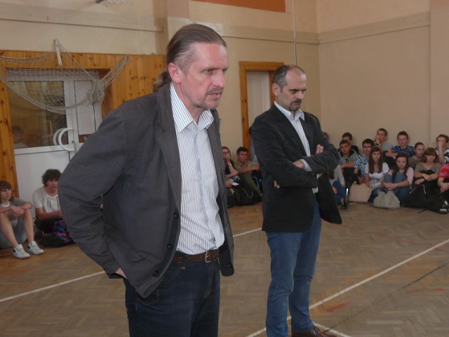 Dyrektor Mirosław Kubiak (z prawej) z naczelnikiem wydziału oświaty starostwa Zenonem Kołodziejem