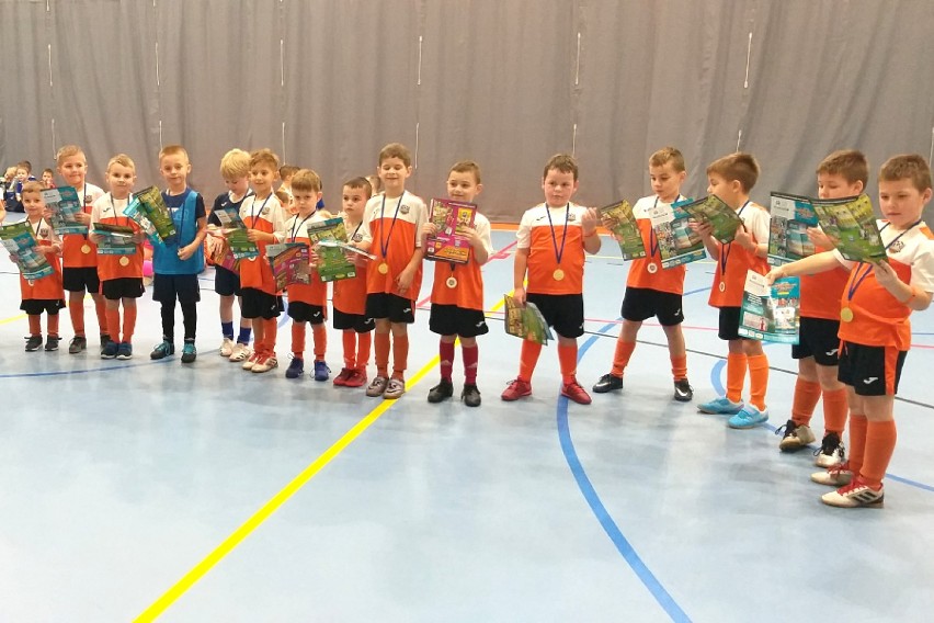Młodzi piłkarze z APR Kościan zagrali w Gwiazdkowym Turnieju Skrzatów w Mosinie