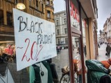 Black Friday 2021 na starówce w Lesznie. Promocje są, choć nie ma ich tak wiele jak w galeriach
