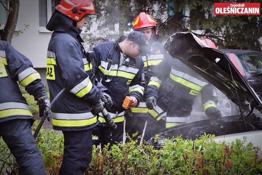 Na parkingu oleśnickiego szpitala spłonął samochód
