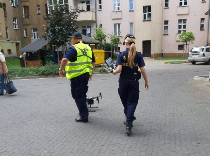 Gołębie uwięzione na balkonie przy Łukasiewicza we Wrocławiu. Na ratunek ruszył Animal Patrol [ZDJĘCIA]