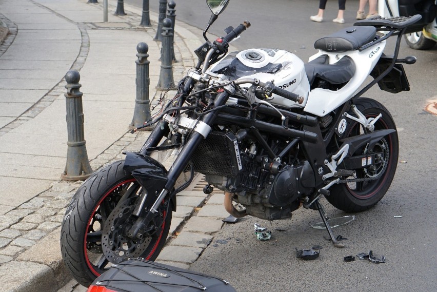 Wrocław. Wypadek w centrum miasta: Vozilla zderzyła się z motocyklem. Zobacz zdjęcia!