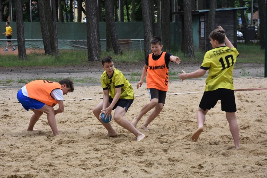 Młodzież z Wągrowca przygotowuje się do turnieju w piłkę ręczną plażową 