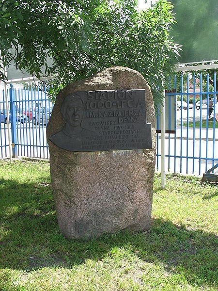 Starogard Gdański. Pamiątkowy obelisk upamiętniający Kazimierza Deynę ustawiony przy wejściu na stadion jego imienia.