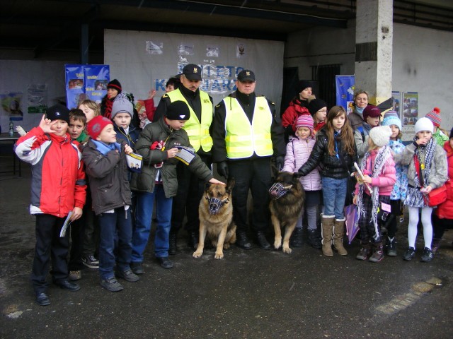Psy w towarzystwie, których SOK-iści patrolują Dworzec Główny cieszyły się wielkim zainteresowaniem dzieci
